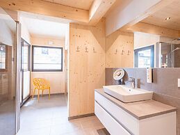 Welcoming Chalet With hot tub