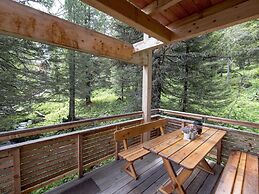 Cozy Chalet With hot tub