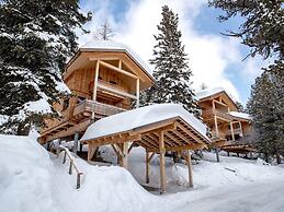 Cozy Chalet With hot tub