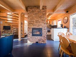 Cozy Chalet With hot tub