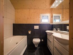 Cozy Chalet With hot tub