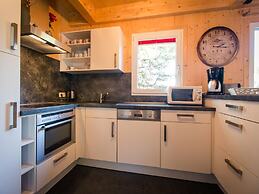 Cozy Chalet With hot tub