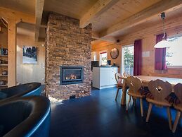 Cozy Chalet With hot tub