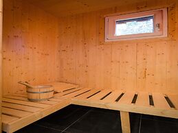 Cozy Chalet With hot tub