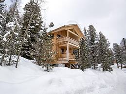 Cozy Chalet With hot tub
