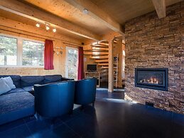 Cozy Chalet With hot tub
