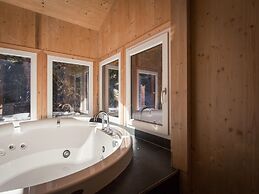 Cozy Chalet With hot tub