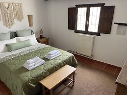 Miluna Oasis Suites - Sleeps4-pool-mountainview