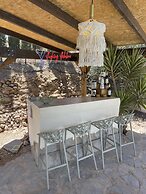 Miluna Oasis Suites - Sleeps4-pool-mountainview