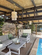 Miluna Oasis Suites - Sleeps4-pool-mountainview