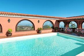 Luxurious Villa Oasis in Santa Brigida