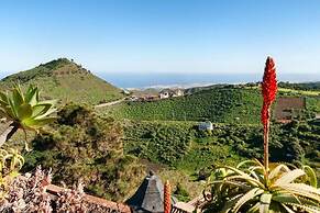 Luxurious Villa Oasis in Santa Brigida