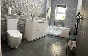 Stay in Comfort , Completely Renovated