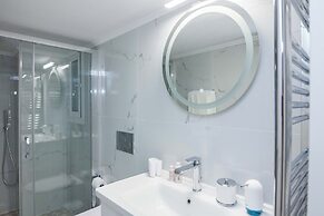 Central 2Bd Apt w Balcony by Monastiraki