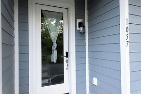 Cozy Retreat near Uptown Charlotte with Free Parking & Wi-Fi