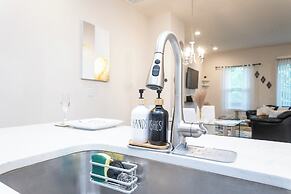 Cozy Retreat near Uptown Charlotte with Free Parking & Wi-Fi