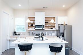 Cozy Retreat near Uptown Charlotte with Free Parking & Wi-Fi