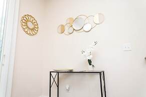 Cozy Retreat near Uptown Charlotte with Free Parking & Wi-Fi