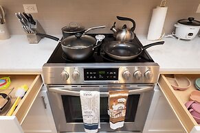 Cozy Retreat near Uptown Charlotte with Free Parking & Wi-Fi