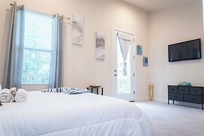 Cozy Retreat near Uptown Charlotte with Free Parking & Wi-Fi