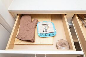 Cozy Retreat near Uptown Charlotte with Free Parking & Wi-Fi