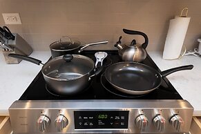 Cozy Retreat near Uptown Charlotte with Free Parking & Wi-Fi