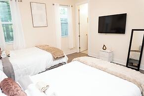 Cozy Retreat near Uptown Charlotte with Free Parking & Wi-Fi