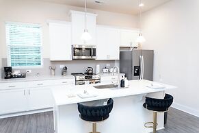 Cozy Retreat near Uptown Charlotte with Free Parking & Wi-Fi