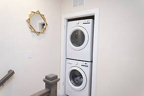 Cozy Retreat near Uptown Charlotte with Free Parking & Wi-Fi