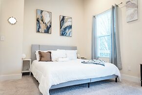 Cozy Retreat near Uptown Charlotte with Free Parking & Wi-Fi
