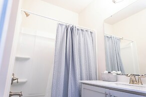 Cozy Retreat near Uptown Charlotte with Free Parking & Wi-Fi