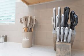 Cozy Retreat near Uptown Charlotte with Free Parking & Wi-Fi