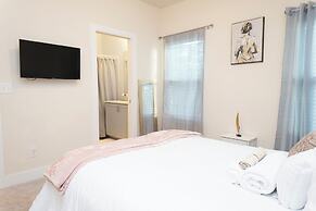 Cozy Retreat near Uptown Charlotte with Free Parking & Wi-Fi