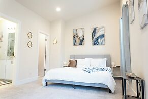 Cozy Retreat near Uptown Charlotte with Free Parking & Wi-Fi