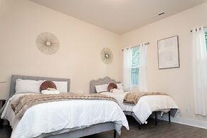 Cozy Retreat near Uptown Charlotte with Free Parking & Wi-Fi