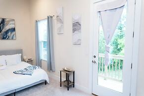 Cozy Retreat near Uptown Charlotte with Free Parking & Wi-Fi