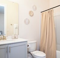 Cozy Retreat near Uptown Charlotte with Free Parking & Wi-Fi