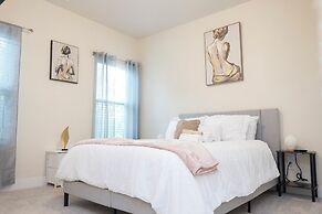 Cozy Retreat near Uptown Charlotte with Free Parking & Wi-Fi