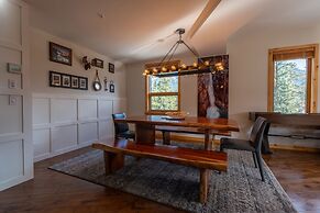 Rundle Cliffs Lodge by Canmore Premier
