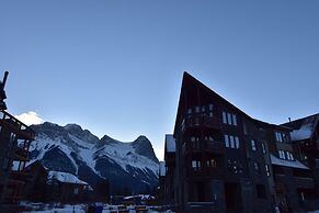 Rundle Cliffs Lodge by Canmore Premier