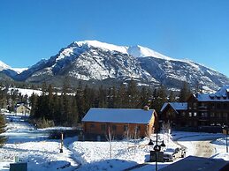 Rundle Cliffs Lodge by Canmore Premier