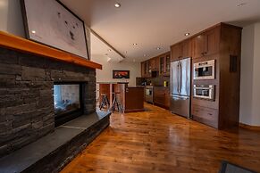 Rundle Cliffs Lodge by Canmore Premier