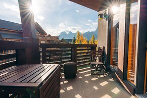 Rundle Cliffs Lodge by Canmore Premier
