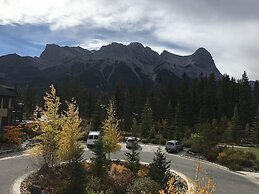 Rundle Cliffs Lodge by Canmore Premier