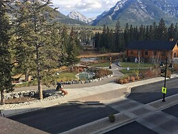 Rundle Cliffs Lodge by Canmore Premier