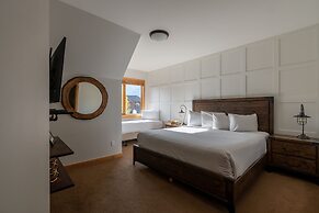 Rundle Cliffs Lodge by Canmore Premier