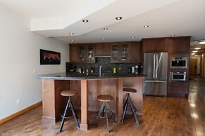 Rundle Cliffs Lodge by Canmore Premier