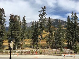 Rundle Cliffs Lodge by Canmore Premier