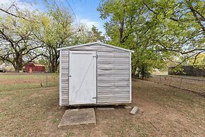 Midtown Fenced Yard  White Acres Retreat