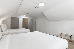 Midtown Fenced Yard  White Acres Retreat